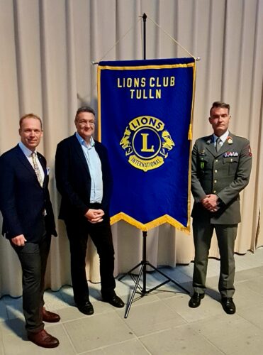 Dr. Johannes Öhlböck, Matthias Wasinger und Karim El-Gawhary vor der Lions Flagge.