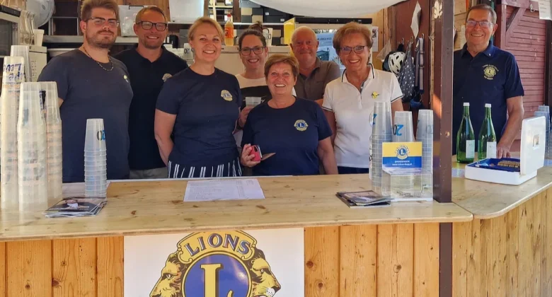 Standteam vom LC Tulln auf der Donaubühne. Zu sehen sind 6 Personen unterschiedlichen Alters.