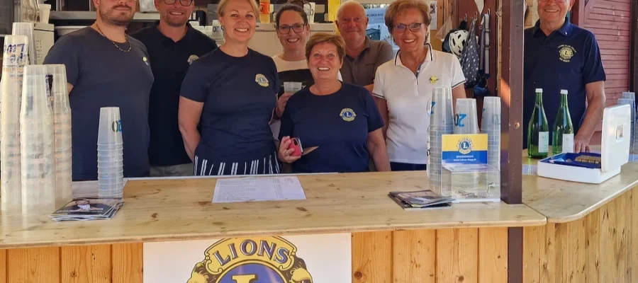 Standteam vom LC Tulln auf der Donaubühne. Zu sehen sind 6 Personen unterschiedlichen Alters.
